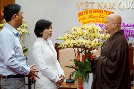 Hòa thượng Thích Lệ Trang và bà Nguyễn Lê Hà trao đổi thân mật nhân buổi thăm, chúc Tết tại Việt Nam Quốc Tự