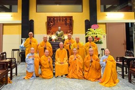  Chư tôn đức Ban Giáo dục Phật giáo TP.HCM chụp ảnh lưu niệm cùng Đức Pháp chủ GHPGVN tại chùa Huê Nghiêm - Ảnh: C.Minh