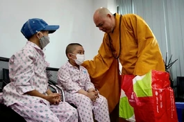 Thượng tọa Thích Thanh Phong động viên và trao quà đến bệnh nhi ung bướu vào sáng 23 tháng Chạp