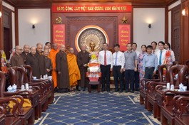 Hòa thượng Thích Lệ Trang cùng chư tôn đức Ban Thường trực Ban Trị sự TP.HCM chúc Tết đến lãnh đạo Thành ủy TP.HCM và các cơ quan thành phố