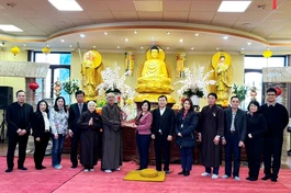 Bà Đại sứ trao quà chúc mừng Tết cổ truyền đến Hòa thượng Thích Thiện Bảo