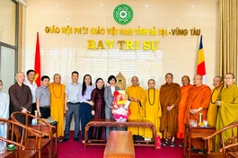 Bà Nguyễn Lê Hà trao quà Tết và chụp ảnh lưu niệm cùng chư tôn đức Ban Thường trực Ban Trị sự tỉnh
