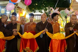 Cắt băng khai mạc "Phố ông đồ - Nghệ thuật Phật giáo" Xuân Giáp Thìn, tại Việt Nam Quốc Tự