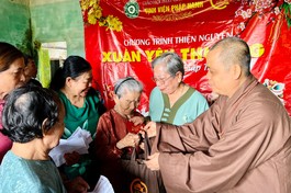 Đại đức Thích Chí Giác Thông trao quà Tết đến người ngheo H.Củ Chi