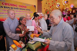 Ni trưởng Thích nữ Nhật Khương trao quà Tết đến những gia đình đồng bào S'Tiêng khó khăn