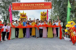 Cắt băng khánh thành cầu bê-tông tại tỉnh Đồng Tháp