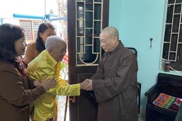 Hòa thượng Thích Bảo Nghiêm thăm hỏi chúc thọ và trao quà đến thân nhân gia đình liệt sĩ