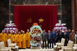 Hòa thượng Thích Bảo Nghiêm tặng hoa chúc Tết đến lãnh đạo Thành ủy TP.Hà Nội