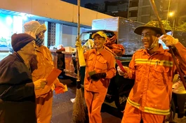 Ni trưởng Thích nữ Tịnh Nguyện thăm hỏi công nhân ngày cuối năm trên đường phố