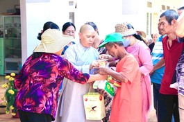  Ni sư Thích nữ Như Hiền trao quà đầu năm mới