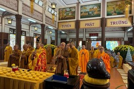 Chư tôn đức thực hiện nghi thức khai kinh cầu an nhân dịp đầu Xuân Giáp Thìn - 2024