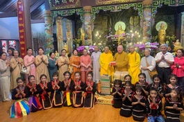 Hòa thượng Thích Duy Trấn trao quà khuyến tấn ở vùng sâu vùng xa