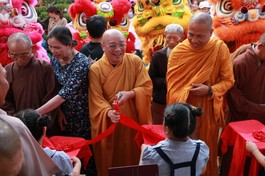 Cắt băng khai mạc chương trình buffet chay gây quỹ