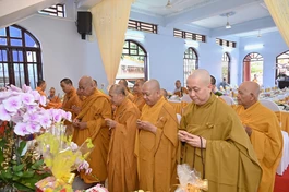 Chư tôn đức thắp nén tâm hương tưởng niệm cố Ni trưởng Thích nữ Từ Tri