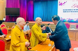  Ông Lê Kim Toàn thăm hỏi chư tôn đức Ban Trị sự GHPGVN tỉnh tại buổi gặp mặt