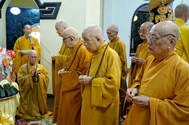 Chư tôn đức giáo phẩm niêm hương tưởng niệm Giác linh Hòa thượng Thích Thông Bửu tại tổ đình Quán Thế Âm