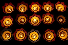 Những ngọn đèn dâng cúng cầu nguyện bình an trong năm mới