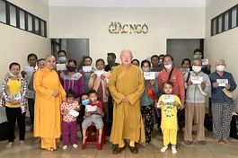 Ban Từ thiện xã hội báo Giác Ngộ đã trao tiền của bạn đọc đến các bệnh nhân hiểm nghèo - Ảnh: BTTXH BGN