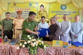  Đại diện 2 đơn vị ký kết các nội dung nâng cao tuyên truyền về an toàn giao thông