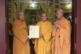 Đại đức Thích Lệ Duyên trao quyết định bổ nhiệm trụ trì chùa Long Nghĩa đến Đại đức Thích Bửu Thiện
