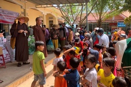 Đoàn từ thiện trao quà đến bà con H.Ea Sup