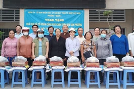 Chùa Vạn Liên và đại diện các đơn vị trao quà đến những gia đình khó khăn tại địa phương - Ảnh: V.L