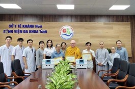 Ban Giám đốc bệnh viện tiếp nhận 2 máy vỗ rung do Ban Từ thiện xã hội Phật giáo tỉnh Khánh Hòa tặng