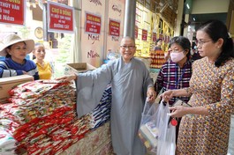 Giúp đỡ bà con chọn thực phẩm tại "Chợ 0 đồng"