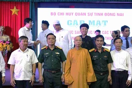 Chụp ảnh lưu niệm nhân buổi họp mặt