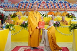 Thượng tọa Thích Quảng Lộc trao quyết định bổ nhiệm trụ trì chùa Phú Khánh đến Sư cô Thích nữ An Thảo
