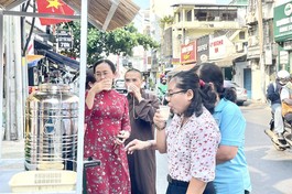 Bình trà đá miễn phí chùa Phú Long tô thêm nét dễ thương, hào sảng của người Sài Gòn