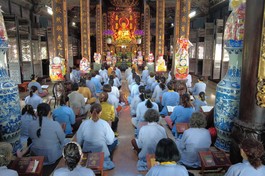 Phật tử địa phương về chùa tu tập "Một ngày an lạc" - Ảnh: P.V