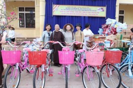 Chùa Phổ Hiền tổ chức tặng quà đến các cháu học sinh miền núi H.Hướng Hóa