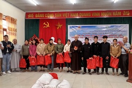 Ban Từ thiện xã hội Phật giáo tỉnh BR-VT trao quà đến các hộ nghèo xã Yên Khoái, H.Lộc Bình