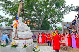 An vị tôn tượng Đức Phật Di Lặc tại khuôn viên chùa Thanh Long