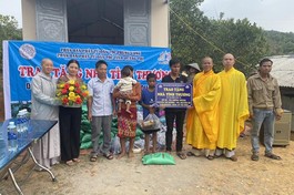 Bàn giao nhà tình thương đến gia đình