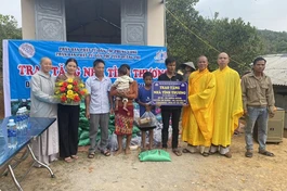 Bàn giao nhà tình thương đến gia đình