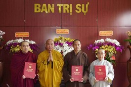Thượng tọa Thích Phước Nguyên trao quyết định chuẩn y nhân sự bổ sung Ban Trị sự tỉnh Đồng Nai