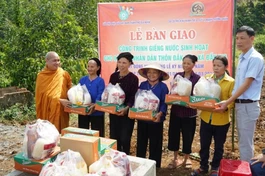 Bàn giao 1 giếng nước và trao quà đến bà con địa phương
