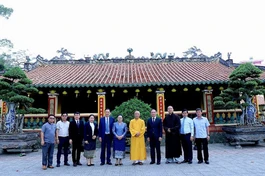Phái đoàn tham quan và chụp ảnh lưu niệm trước chùa Hội Khánh