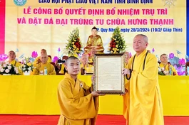 Hòa thượng Thích Đồng Quả trao quyết định bổ nhiệm chùa Hưng Thạnh đến Đại đức Thích Quảng Tuấn