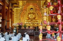 Đạo tràng Phật tử trì tụng kinh trong "Một ngày an lạc" tại chánh điện Việt Nam Quốc Tự