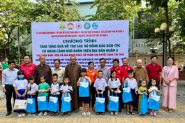 Chùa Vạn Liên tặng 300 phần quà đến đồng bào dân tộc khó khăn trên địa bàn Q.8