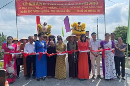 Cắt băng khánh thành cầu Kênh Nhỏ
