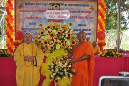 Đại diện Ban Trị sự GHPGVN tỉnh BR-VT tặng hoa chúc mừng 