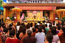 Đông đảo bà con Phật tử, người dân về dự lễ hội truyền thống chùa Duệ Tú 