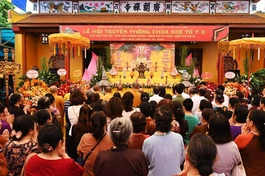 Đông đảo bà con Phật tử, người dân về dự lễ hội truyền thống chùa Duệ Tú 