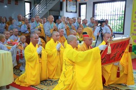 Đại diện Ban Tổ chức cung an chức sự Đàn giới Tăng