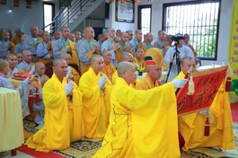 Đại diện Ban Tổ chức cung an chức sự Đàn giới Tăng