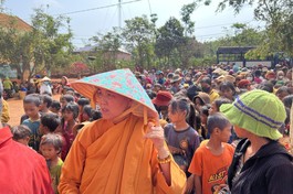 Bà con đến điểm trao quà tại làng Vel, làng Sur A, xã Iako